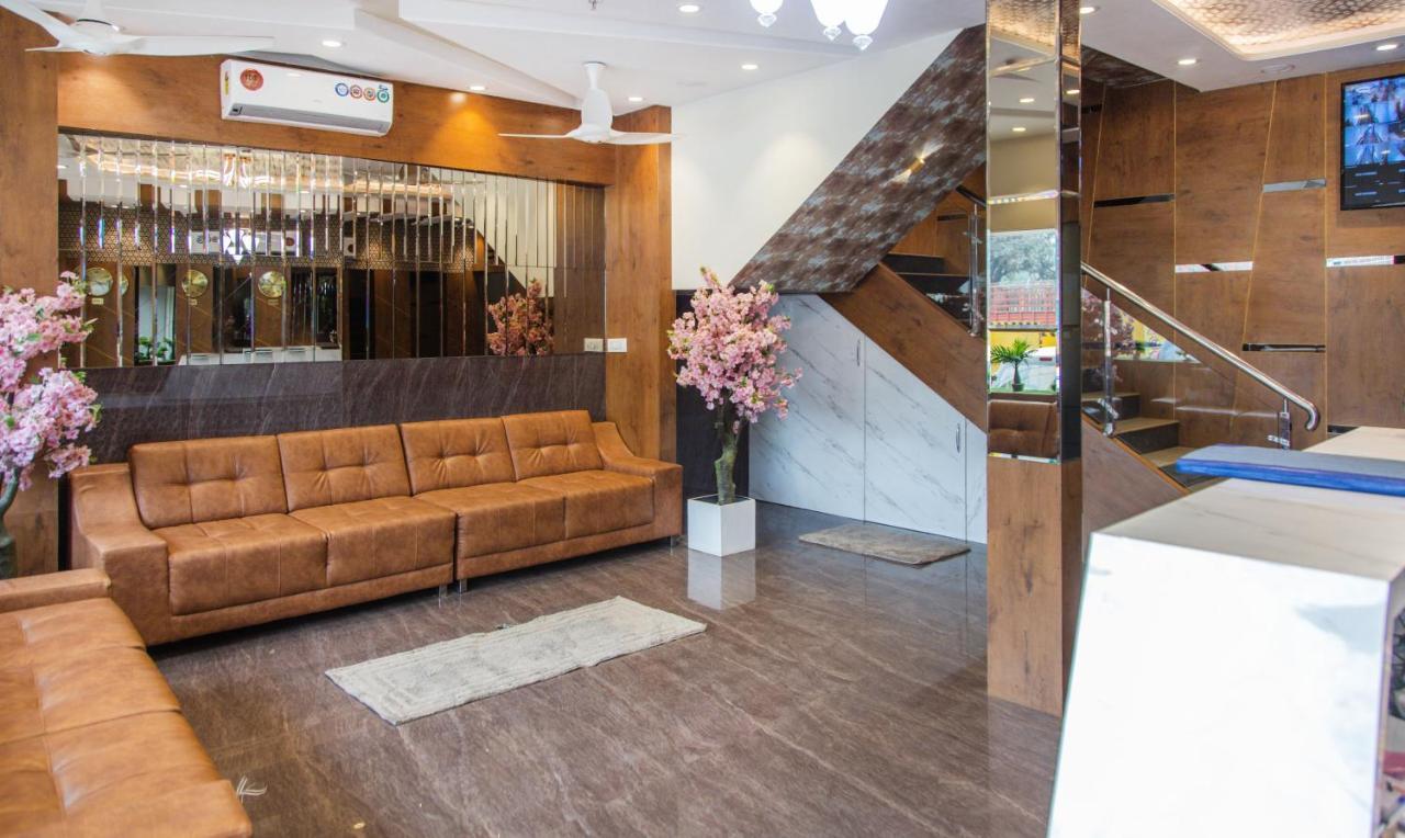 Hotel Hometown Near Us Embassy Bkc Bombay Extérieur photo